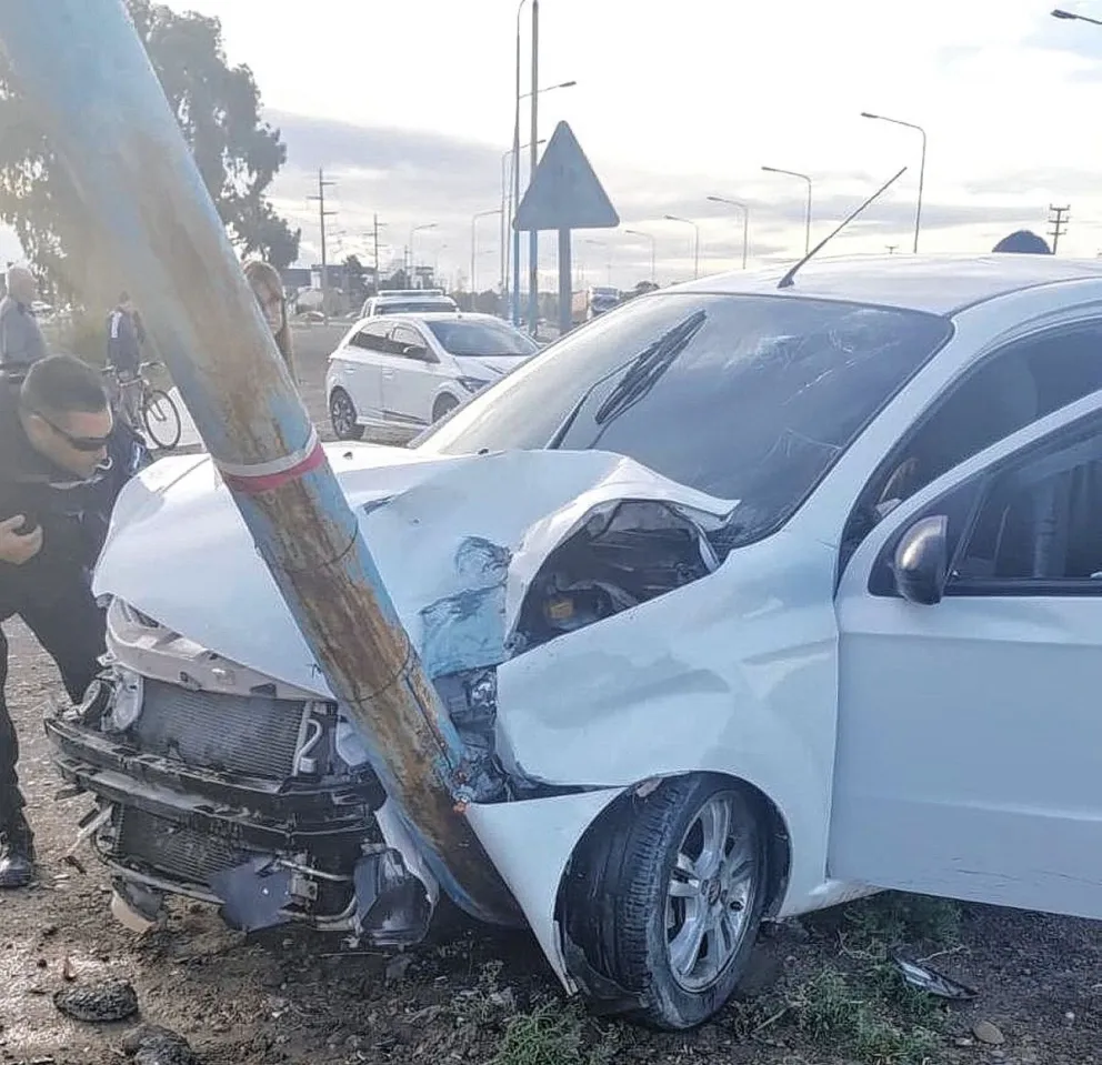 Auto despistó y chocó contra columna de alumbrado público en Trelew: sus cuatro ocupantes, golpeados