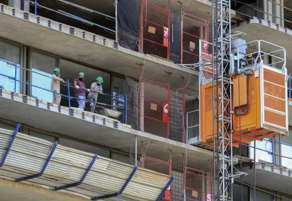 La Construcción, con la obra pública paralizada, cayó en marzo 42,2% interanual