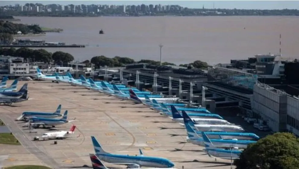 Aeroparque totalmente paralizado y en Ezeiza solo operan parcialmente Flybondi y American Airlines