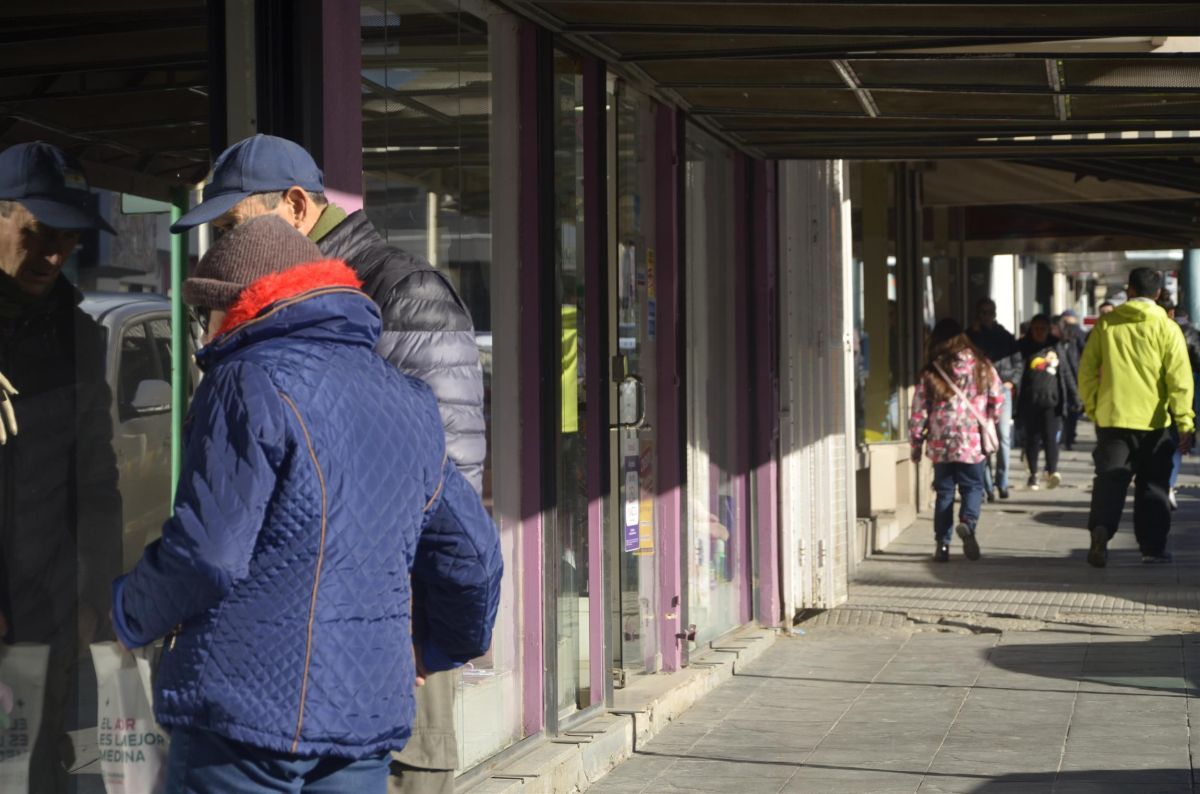 Mientras Camioneros bloqueó accesos estratégicos, comercios del centro abrieron sus puertas y funcionó el transporte público, lo que permitió una jornada con actividad casi normal en las calles.