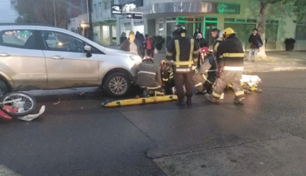 Dramático rescate de una motociclista atropellada que quedó bajo una camioneta