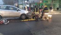Dramático rescate de una motociclista atropellada que quedó bajo una camioneta