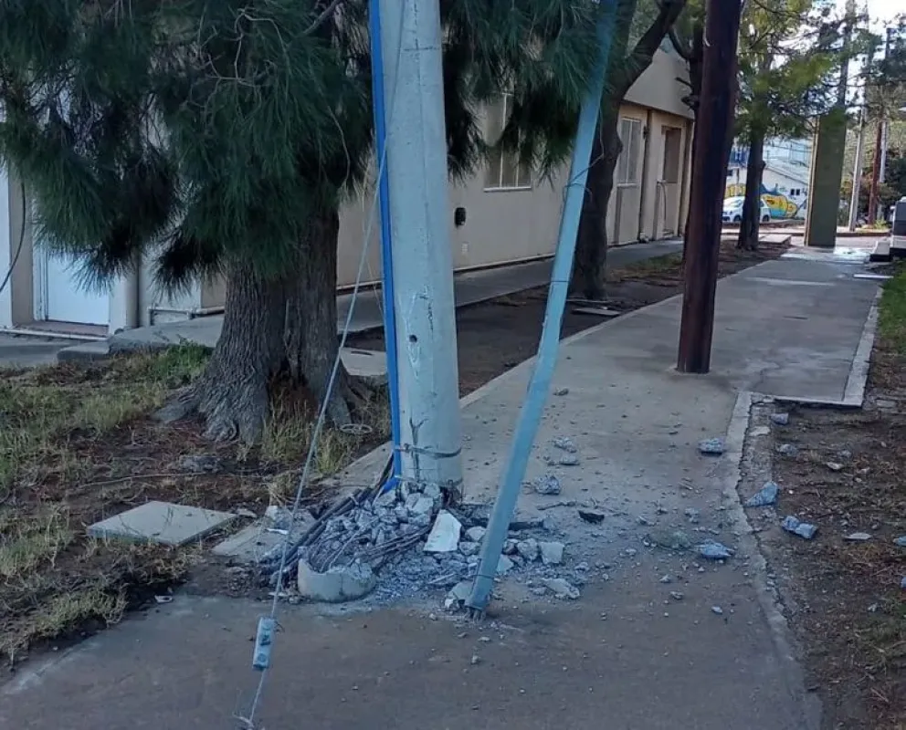 Violento choque de una camioneta contra una palma de luz en Km. 3