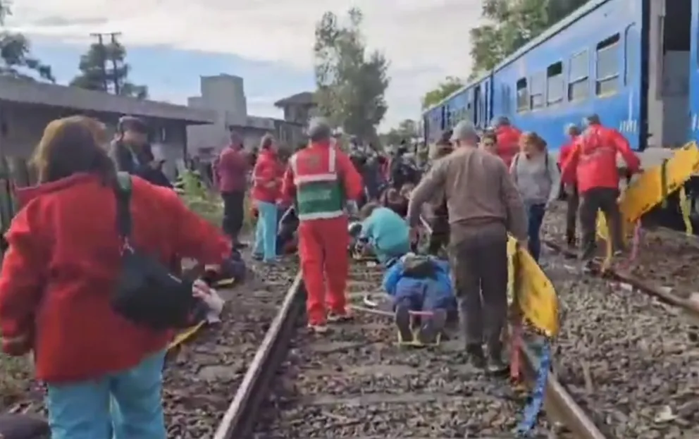 Un tren de la línea San Martín chocó con otra formación y descarriló