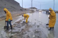 Con la llegada de las lluvias se refuerzan las tareas de recuperación de la trama vial de Comodoro