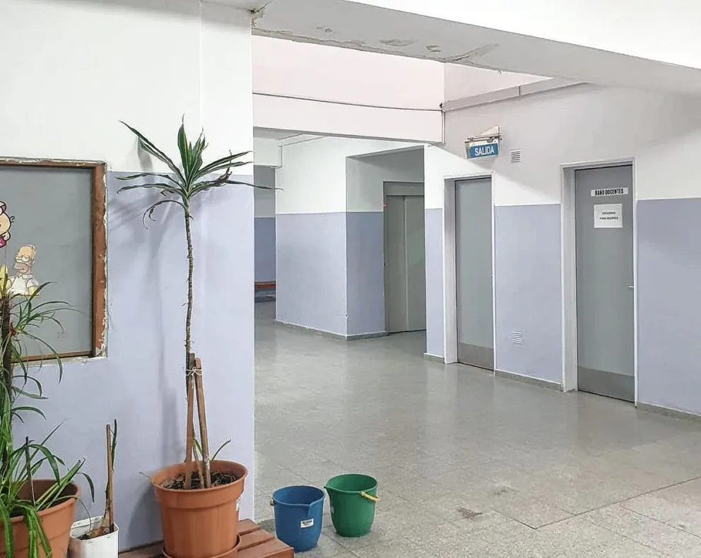 La escuela 745 continúa con problemas edilicios: hay goteras y reiteran el reclamo por la falta de baños