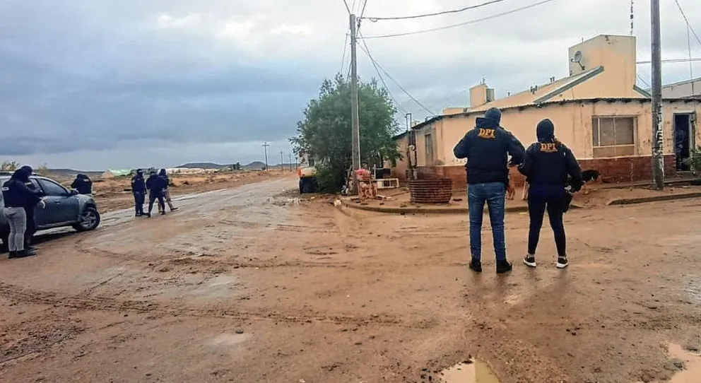 Identifican y allanan domicilios de 3 hombres como autores de 3 asaltos armados a comercios de Km. 8