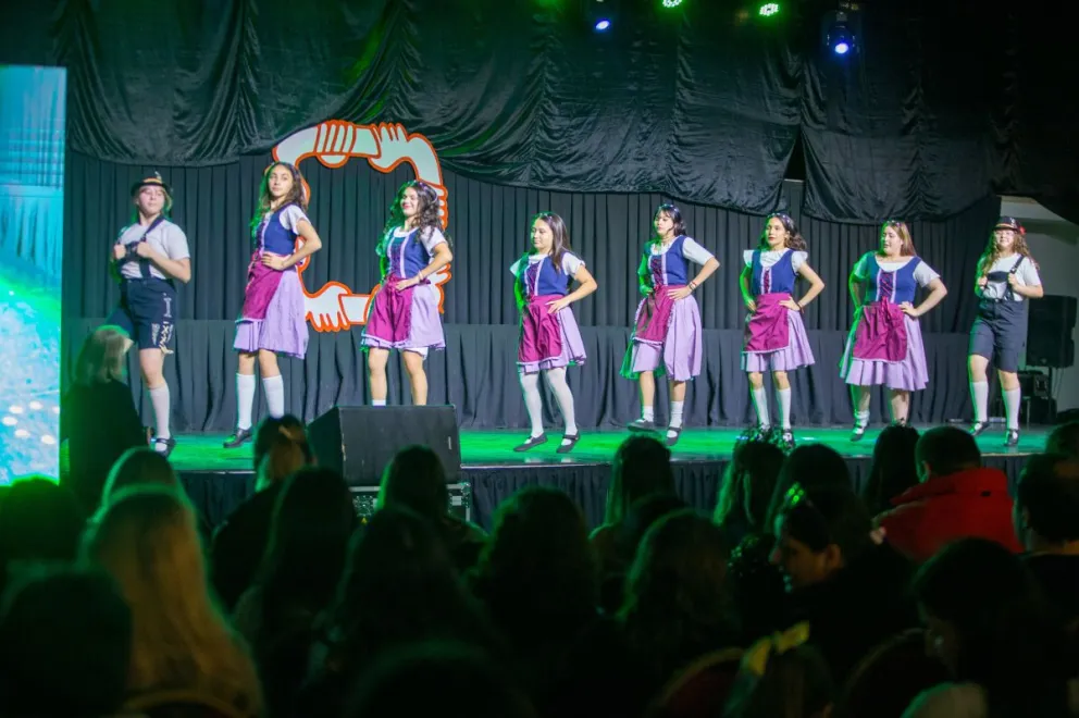 Exitosa primera Noche de Pioneros, Danzas y Sabores del Mundo