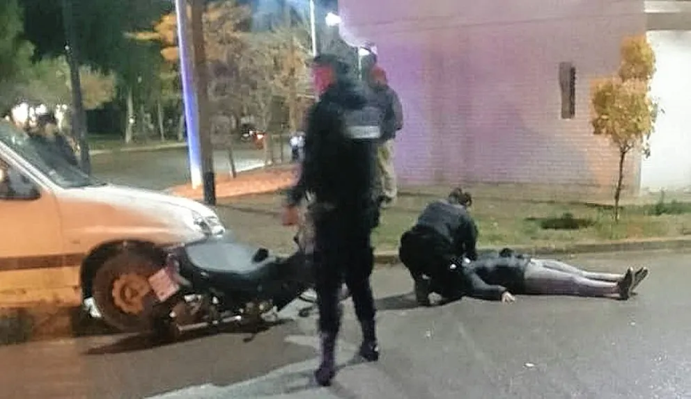 Una joven en moto resultó lesionada en un violento choque cerca de la Alcaidía de Trelew