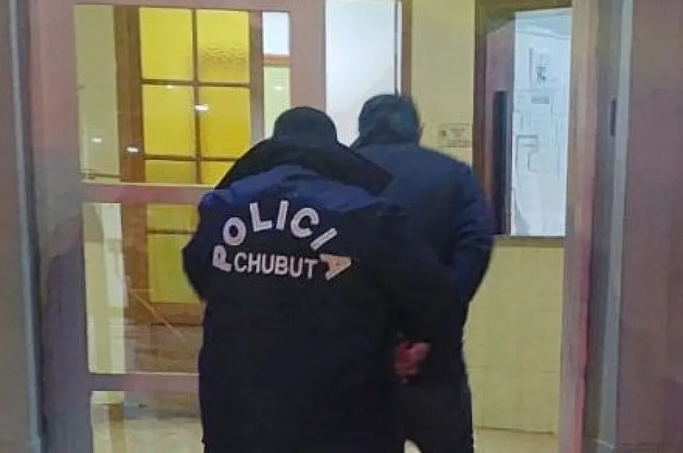 Lo detuvieron por romper el vidrio de un auto y robar elementos