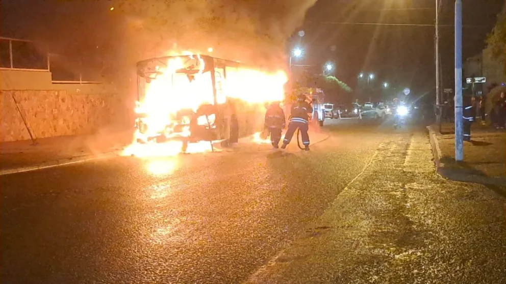 Se incendió un colectivo por un desperfecto mecánico