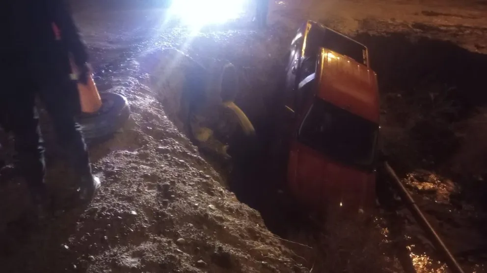 Le prestó el auto a su hijo y el rodado terminó en un desagüe
