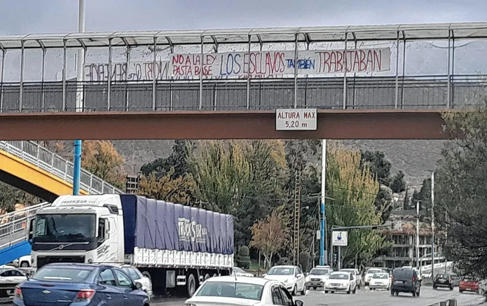 El tratamiento de la Ley Bases llegó a pasacalles  en Comodoro a través de ingeniosos mensajes