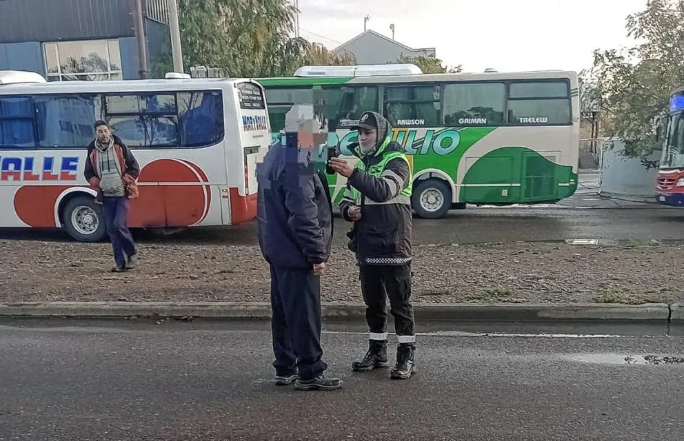 Demoran y le secuestran el vehículo a conductor que manejando ebrio chocó colectivo con pasajeros