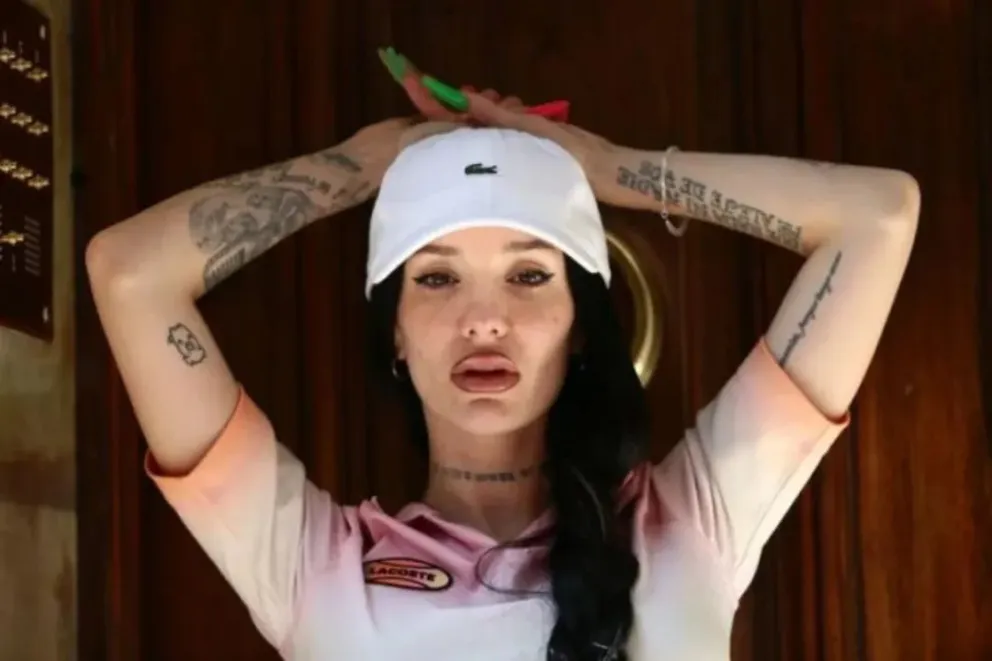 La Joaqui con el pelo bicolor y una diminuta microbikini