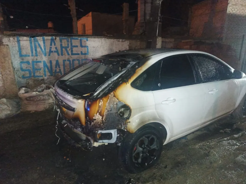 Incendiaron 2 autos de una misma marca en Km. 8 y barrio 9 de julio