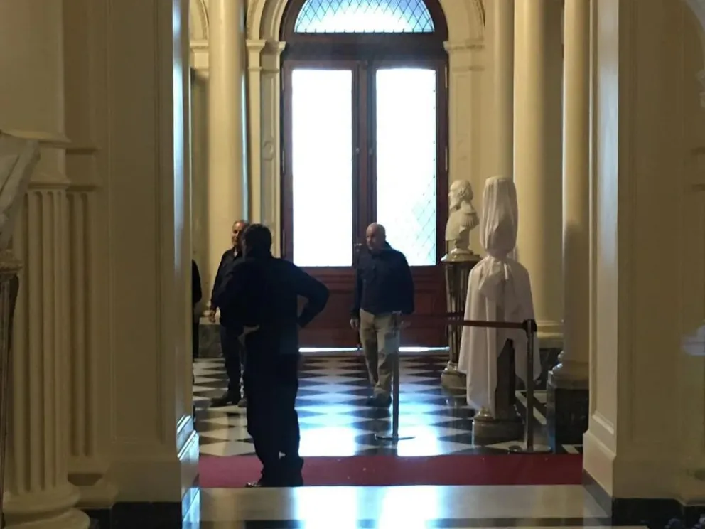 Instalaron el busto de Menem en la Rosada y está todo listo para su inauguración