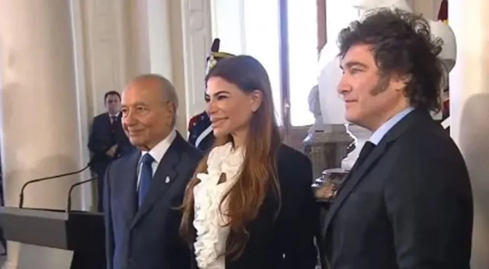 Entre lágrimas, Milei inauguró el busto de Menem en Casa Rosada: "Es un acto de justicia"