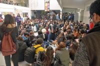 Estudiantes de la Escuela de Arte realizaron una sentada en reclamo por la situación edilicia