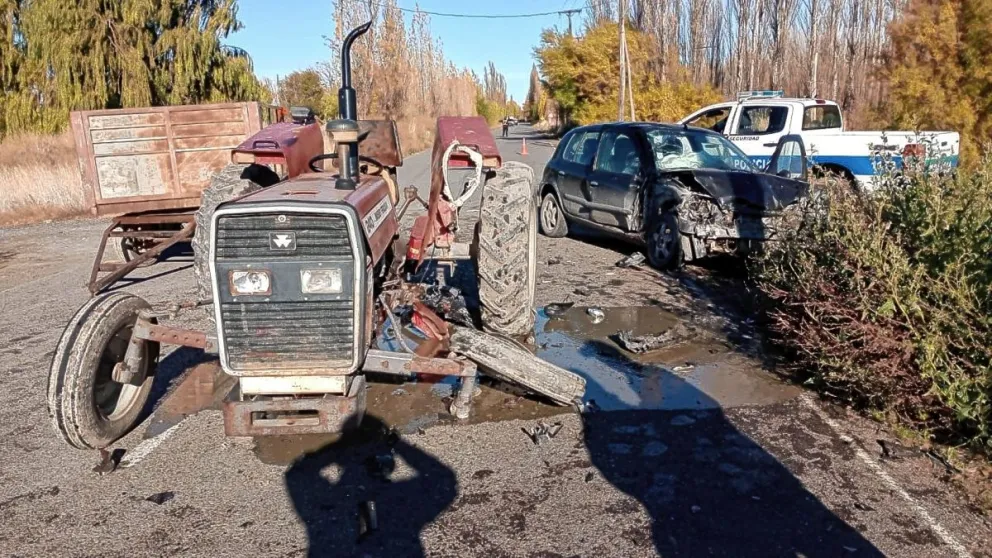 Conductoras golpeadas en choque casi frontal de auto con tractor cerca de Gaiman