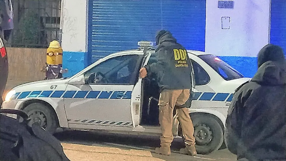 Deseado: En allanamientos por un asalto en la vía pública hallaron armas, cocaína y balanza digital