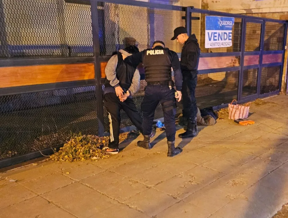 Robó elementos del interior de un vehículo y fue detenido 