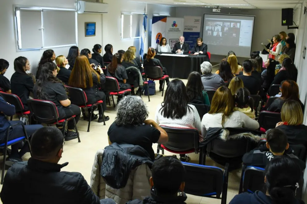 Comodoro Conocimiento continuará capacitando a las graduadas de “Belleza por un Futuro”
