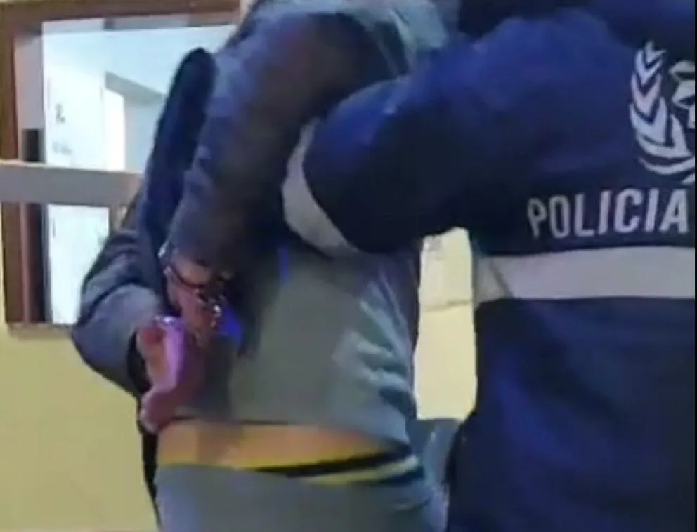 Demorado por estar alcoholizado y orinando en la vía pública
