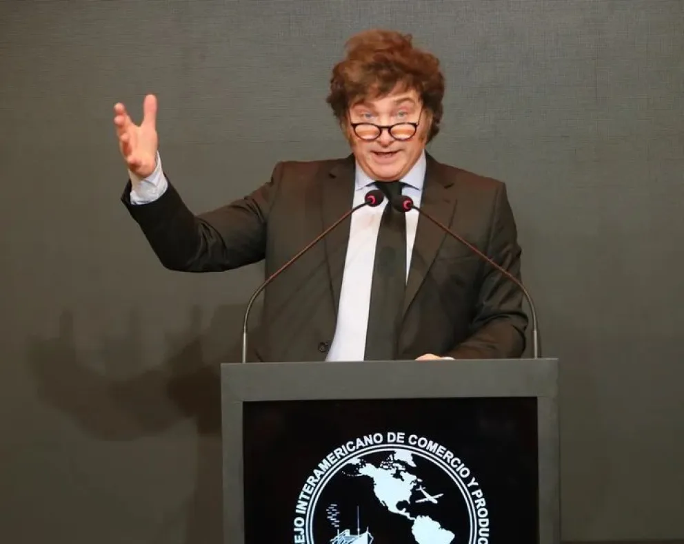 Milei rechazó que el dólar esté atrasado y dijo que se está "cada vez más cerca" de levantar el cepo cambiario