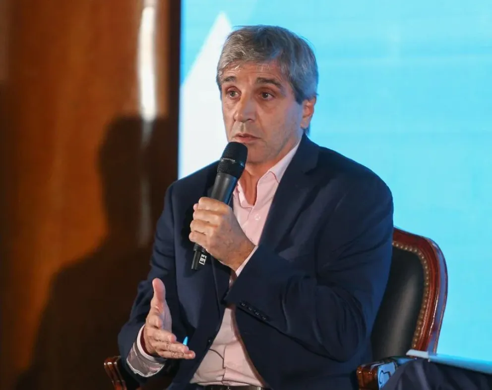 Caputo destacó que en abril también se alcanzó superávit financiero