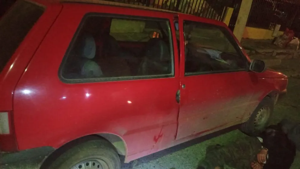 Quisieron robar elementos del interior de un auto y los detuvieron 