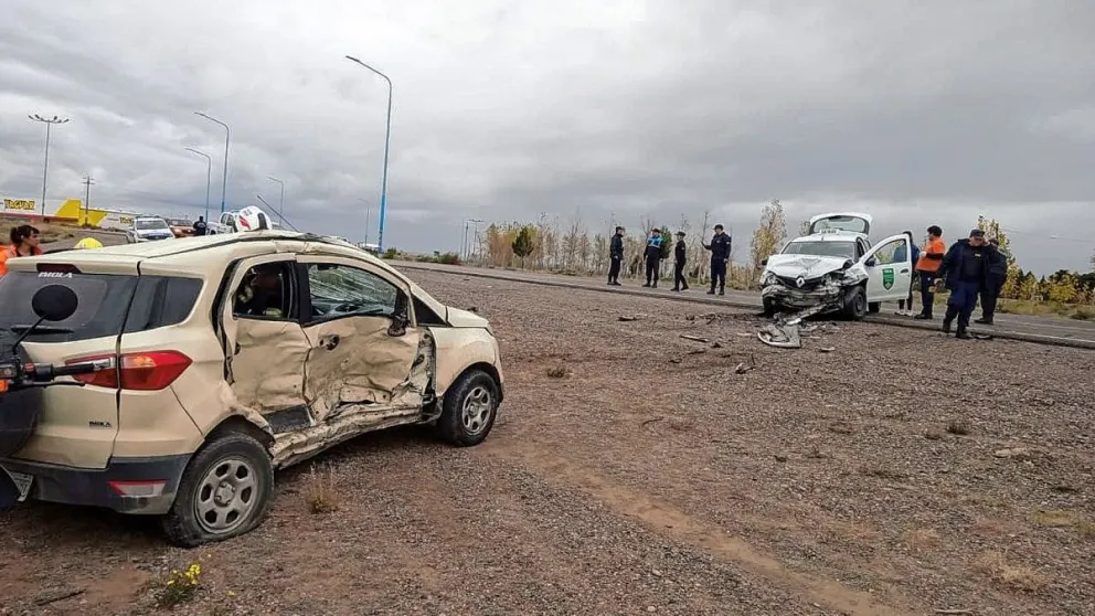 Conductores al hospital tras violento choque en acceso norte de Trelew: uno se descompensó 