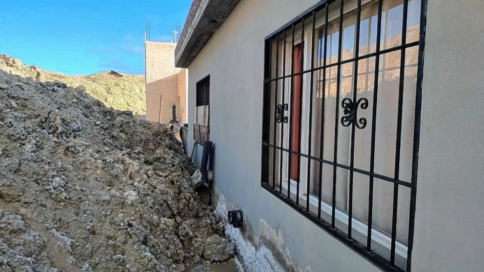 El cerro que afecta a dos viviendas en barrio Castelli “avanza con mucha velocidad” y la situación sigue empeorando
