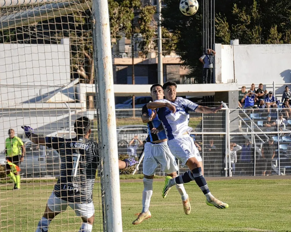Newbery busca extender la distancia en la cima