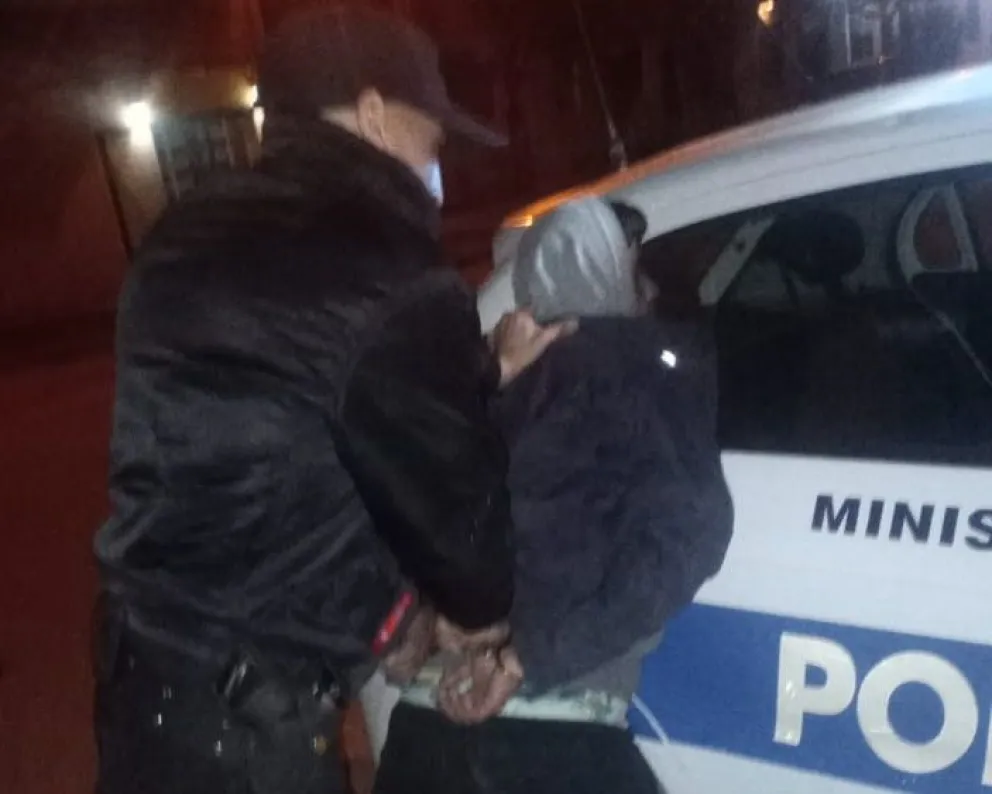 Fue aprehendido por intentar robar cubiertas