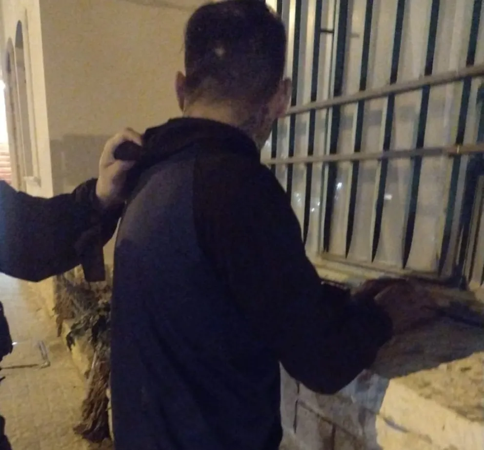 Saltaba de un techo al patio de una casa, y lo detuvieron a escasos metros