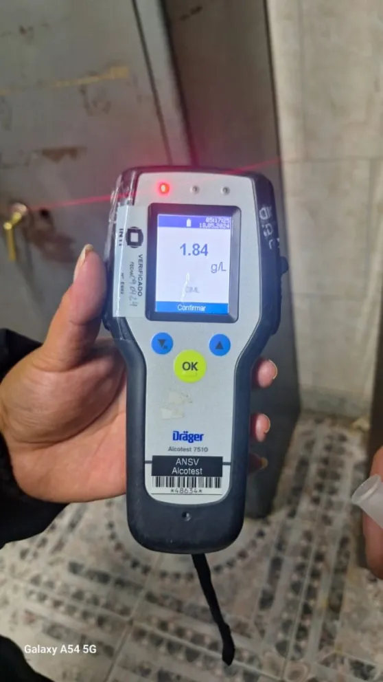 Aceleraba el auto sin motivo, llamaron a la policía y resultó estar totalmente alcoholizado