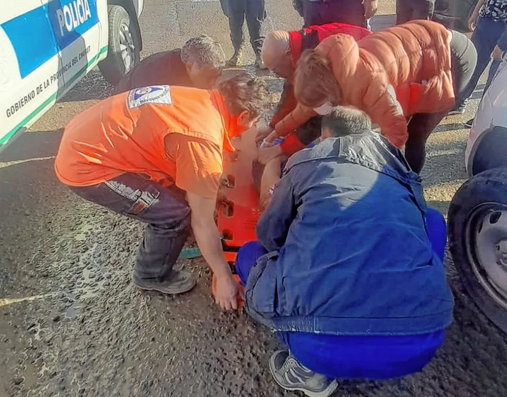 Una mujer quiso detener un auto que descendía marcha atrás sin conductor y fue arrastrada