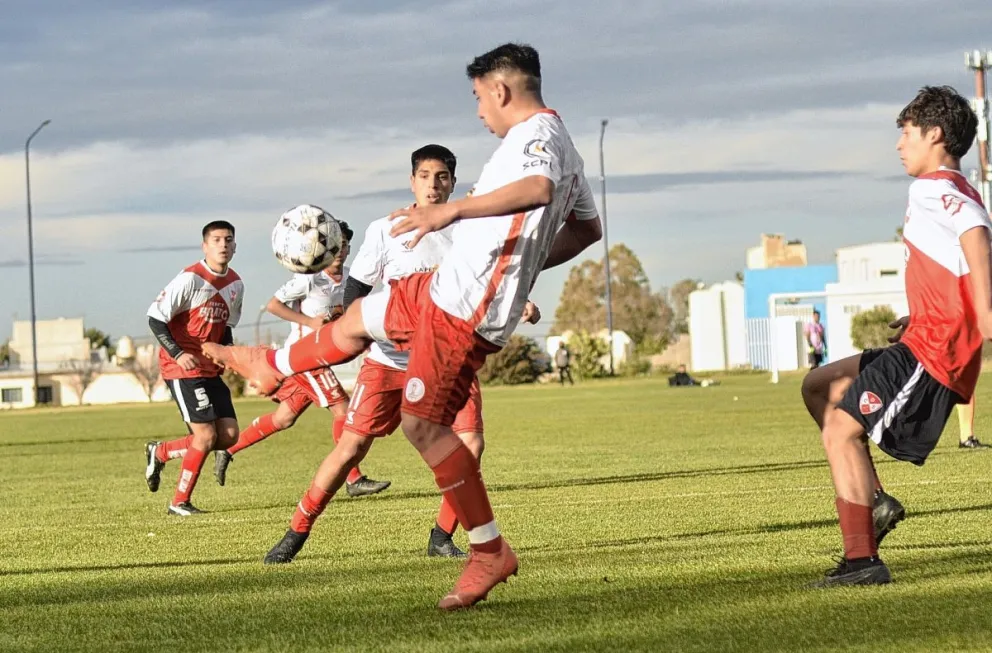 Huracán gustó, goleó y sube en la tabla
