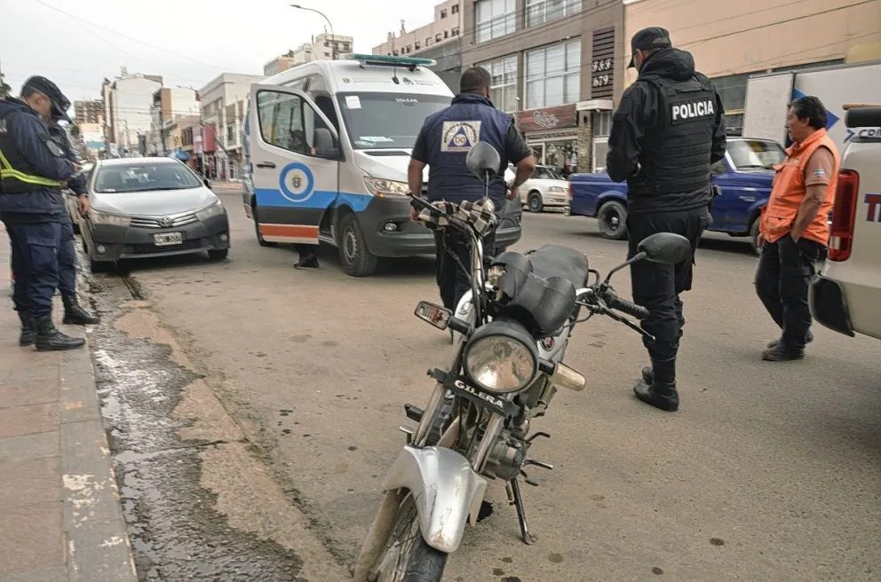 Cayó de su moto al intentar esquivar a un perro en el centro
