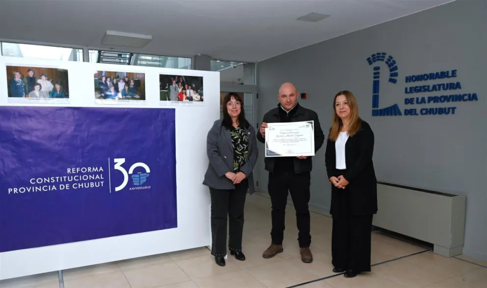 Un comodorense ganó el concurso para diseñar la Insignia por los 30 años de la Reforma Constitucional
