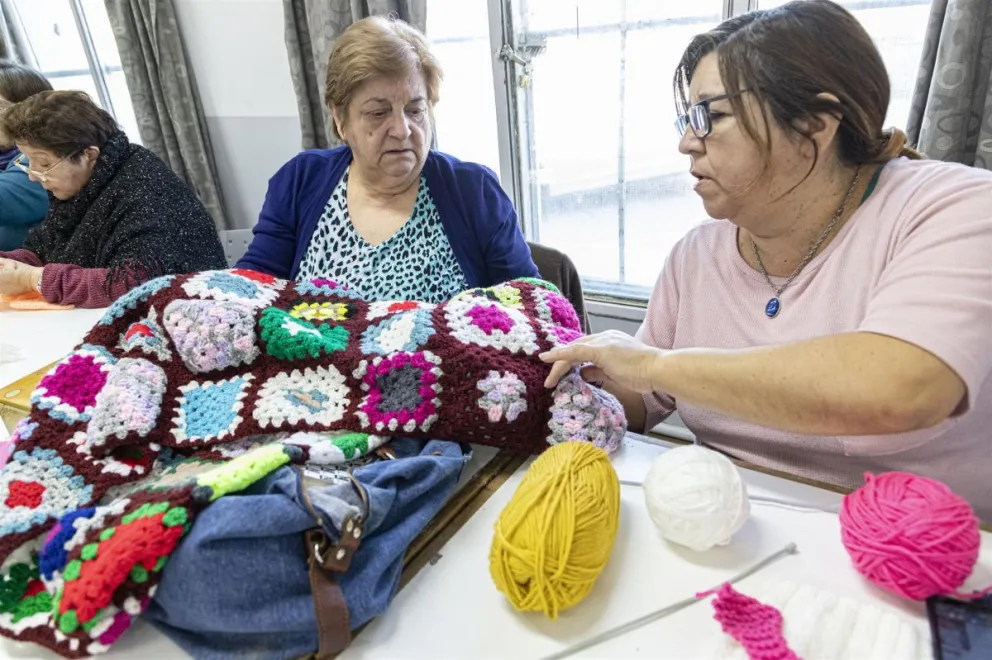 Se entregó indumentaria confeccionada por talleres barriales a la Asociación Ser Mujer