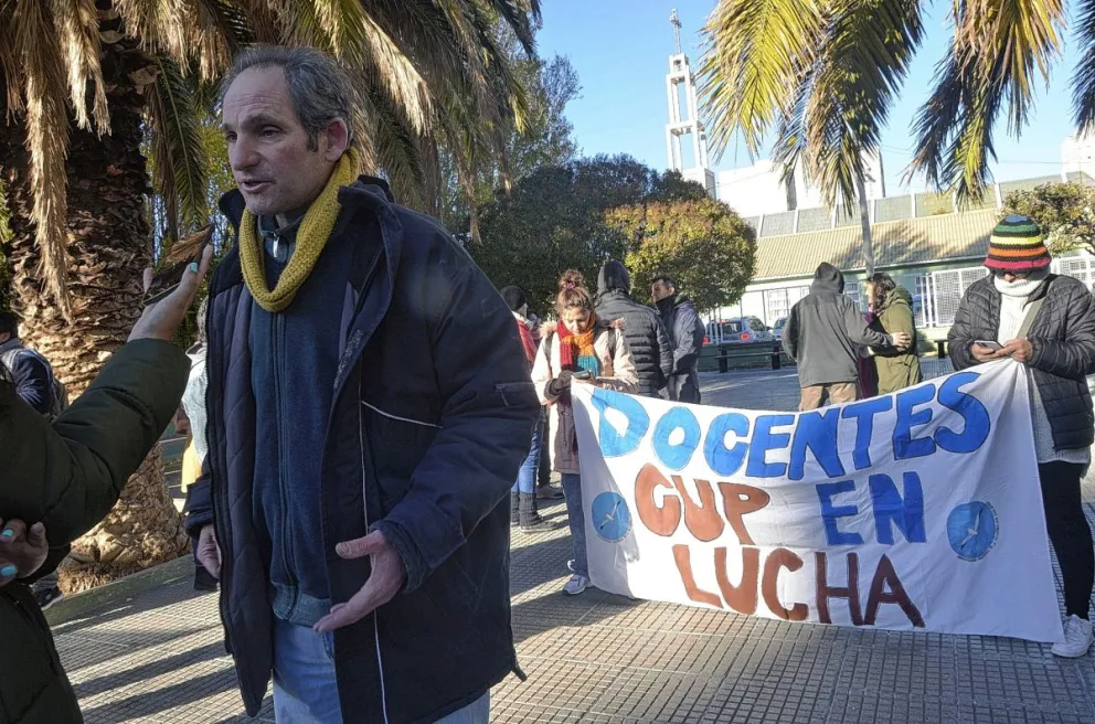 Gremios docentes y universitarios se manifestaron en la plaza de la Escuela 83
