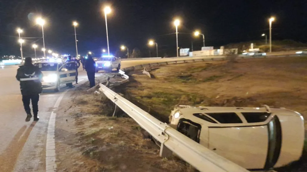 Un adolescente conducía alcoholizado, despistó y volcó 