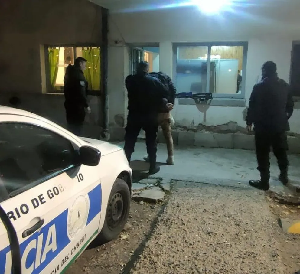 Entró a un domicilio, fue atrapado por los propietarios y le dieron una paliza