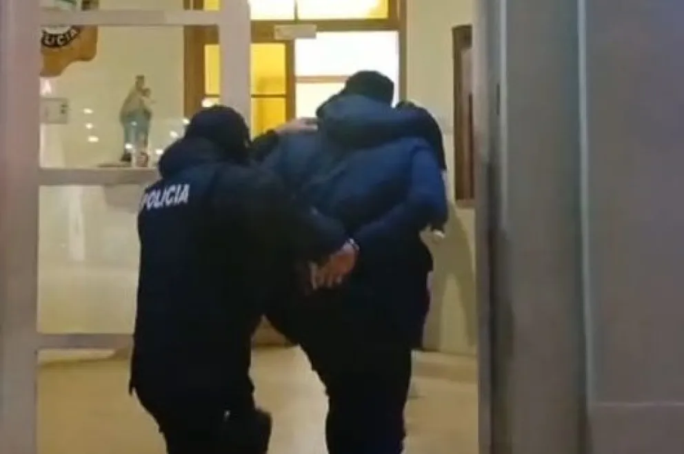Orinaba frente a una entidad bancaria y fue aprehendido
