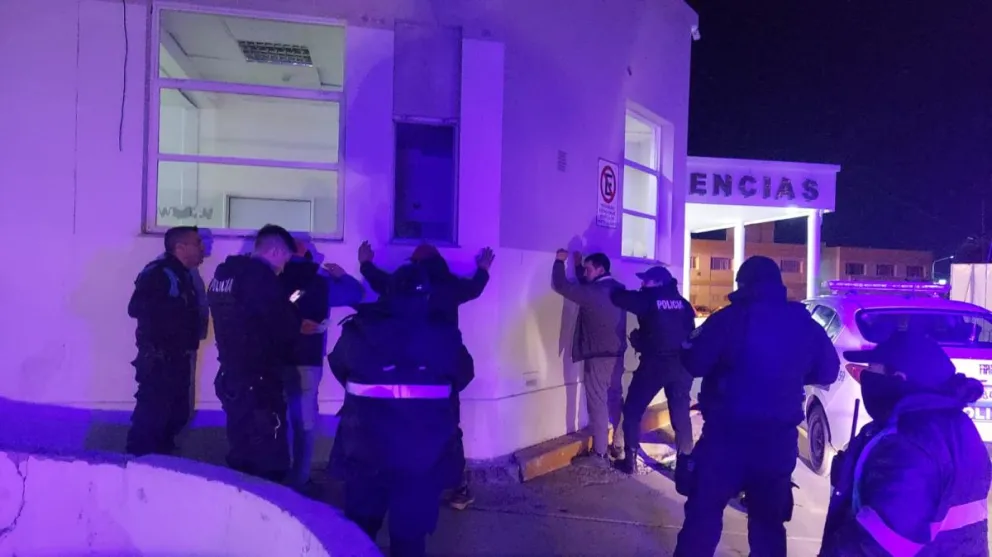 Ocasionaron disturbios en el hospital y los trasladaron a la comisaría