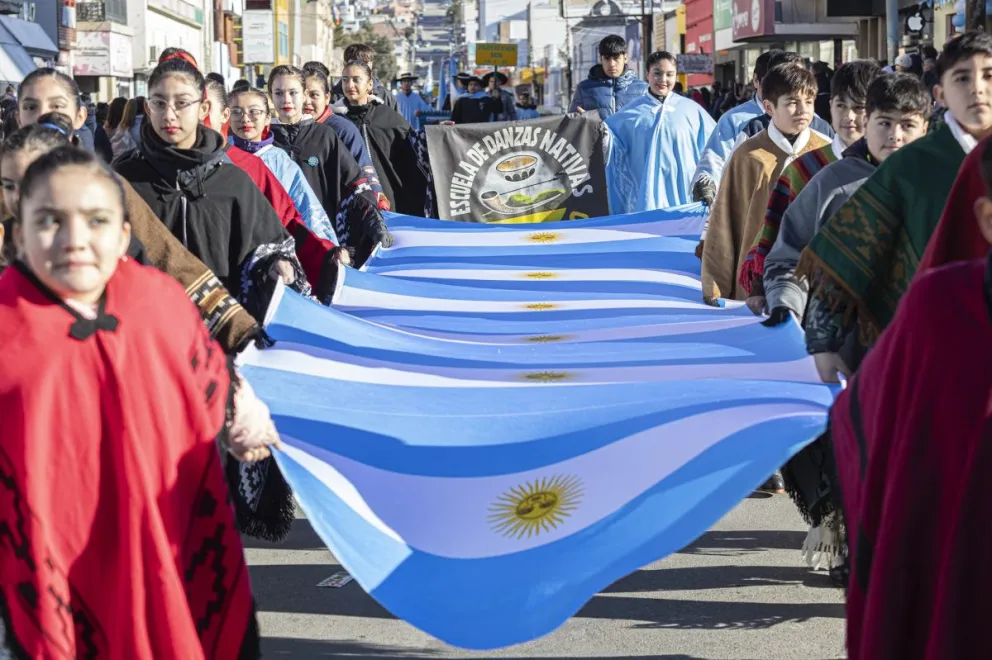 Comodoro se vistió de celeste y blanco en el 214° Aniversario de la Revolución de Mayo