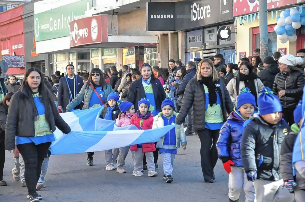 La gente le puso calor y color a la celebración de la Revolución de Mayo en una fría jornada