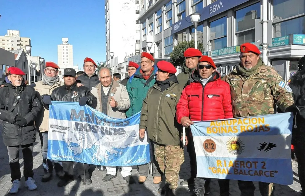Emotivo reencuentro de exsoldados que prestaron servicio  durante la Guerra de Malvinas en Comodoro Rivadavia